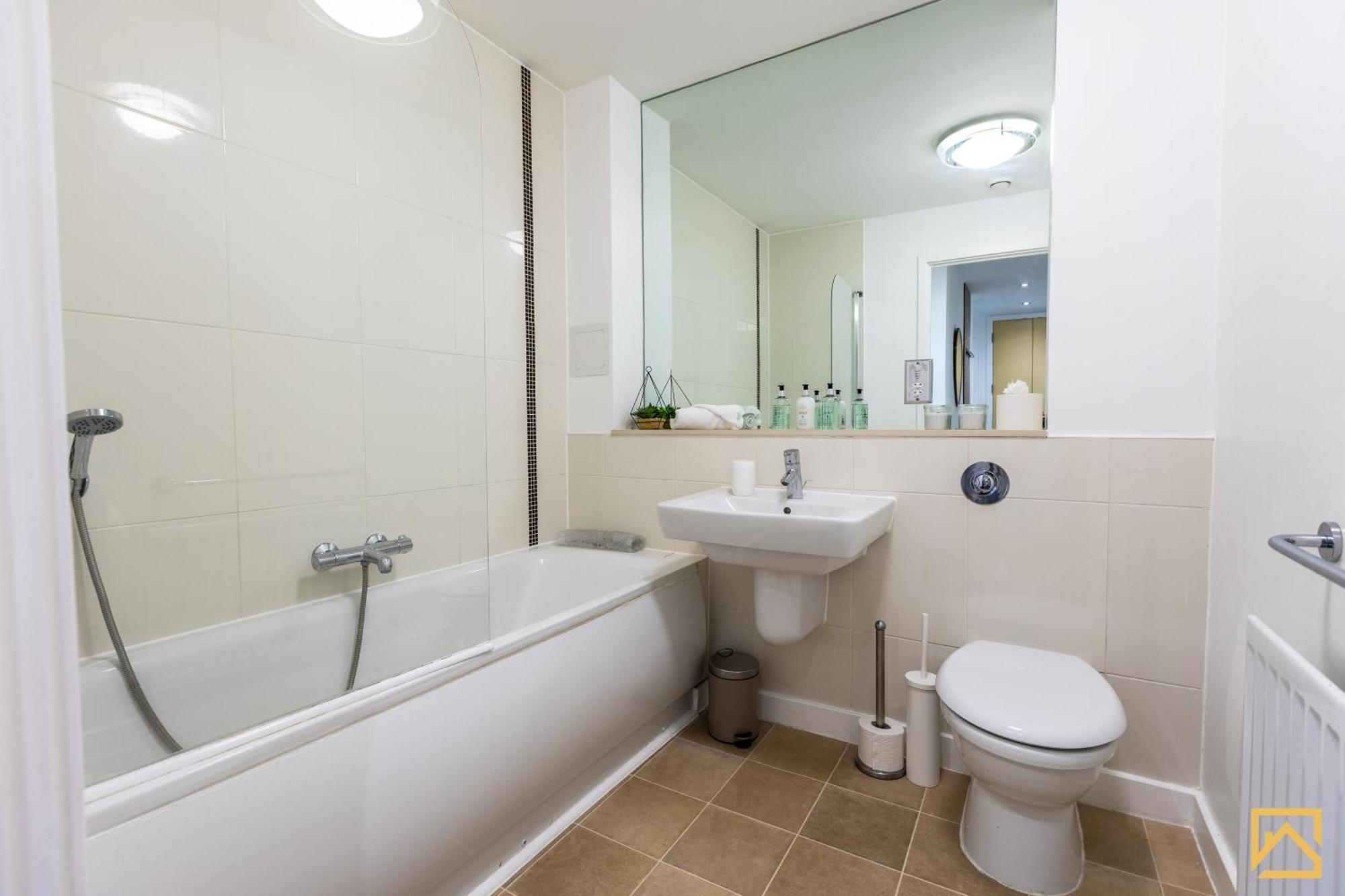 Luxury 2-Bed In Central Mk By Valore Property Services Milton Keynes Exterior photo