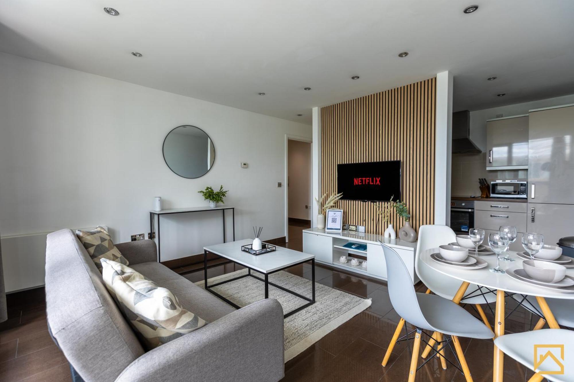 Luxury 2-Bed In Central Mk By Valore Property Services Milton Keynes Exterior photo