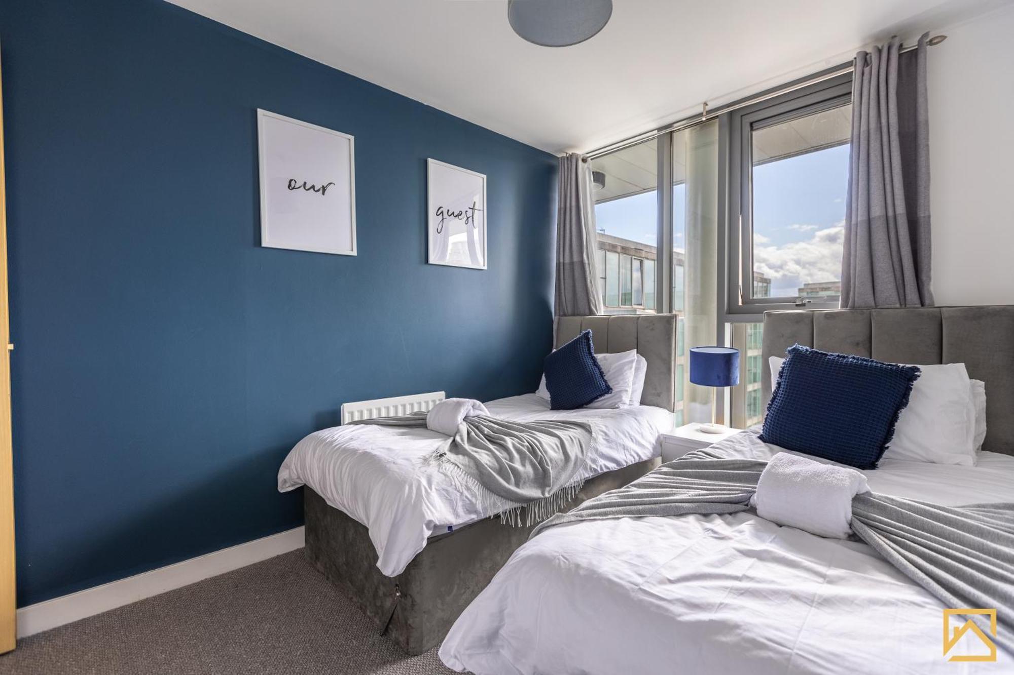 Luxury 2-Bed In Central Mk By Valore Property Services Milton Keynes Exterior photo