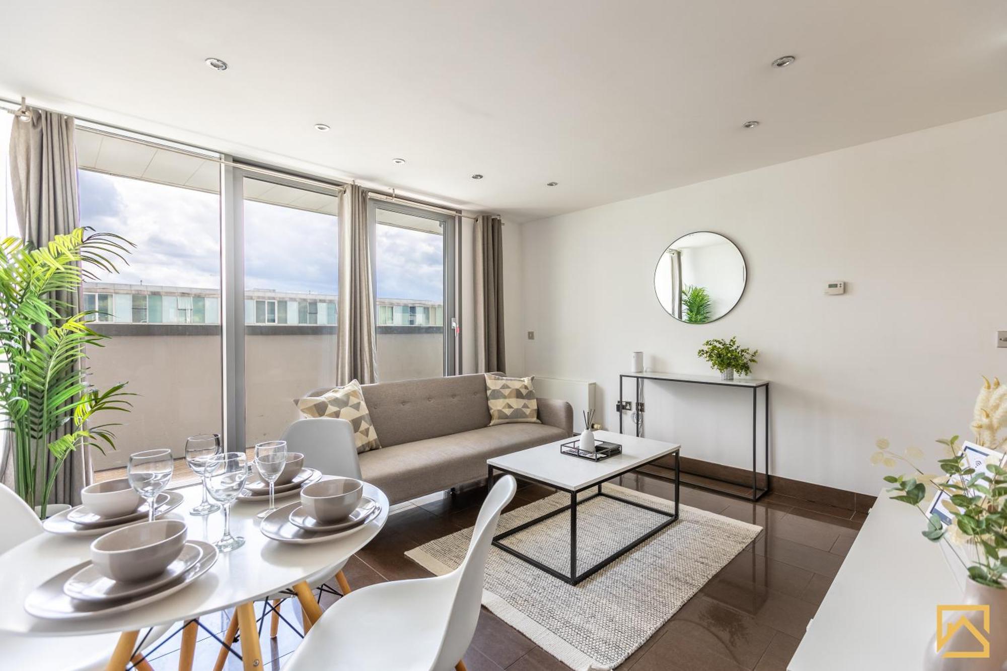 Luxury 2-Bed In Central Mk By Valore Property Services Milton Keynes Exterior photo