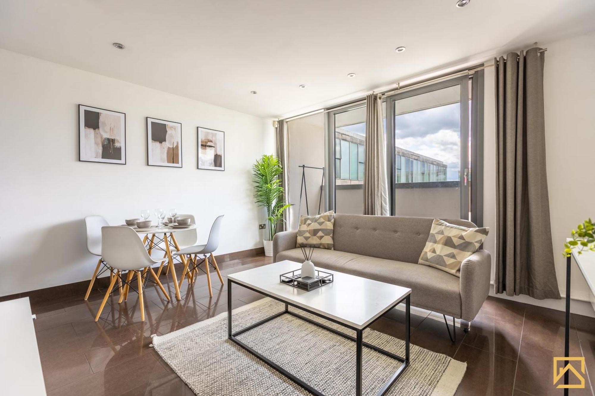 Luxury 2-Bed In Central Mk By Valore Property Services Milton Keynes Exterior photo