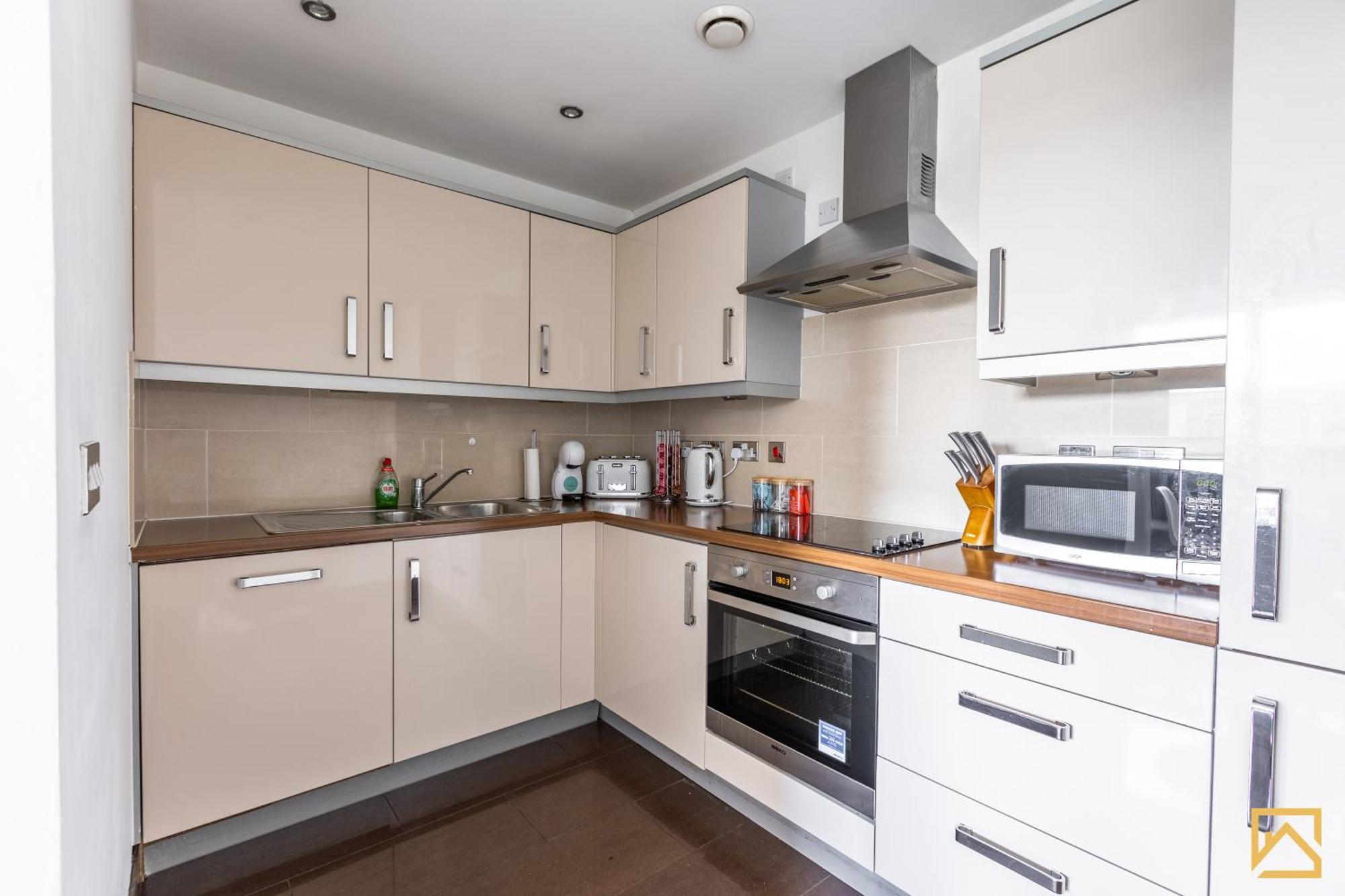 Luxury 2-Bed In Central Mk By Valore Property Services Milton Keynes Exterior photo