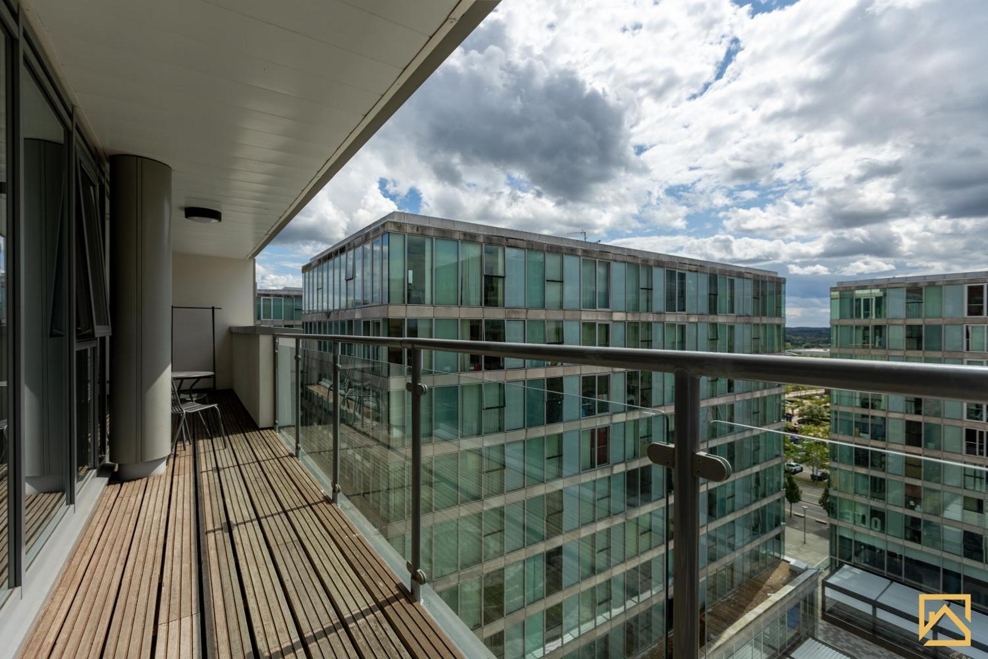 Luxury 2-Bed In Central Mk By Valore Property Services Milton Keynes Exterior photo
